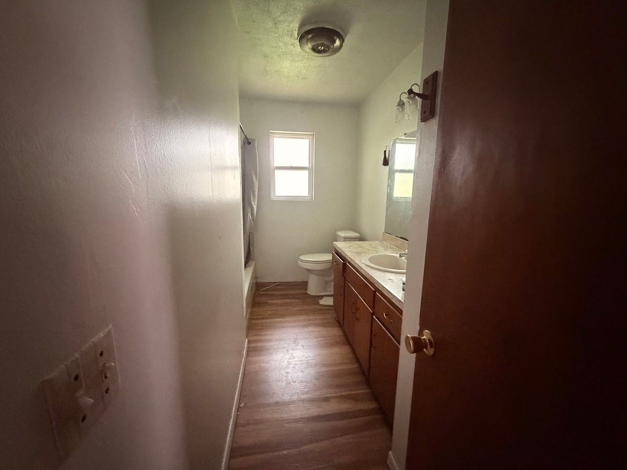 505 E Holly St - Photo 3 of 8