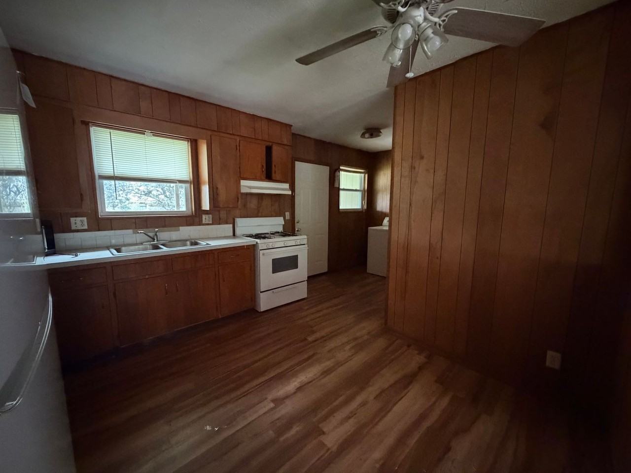 505 E Holly St - Photo 5 of 8
