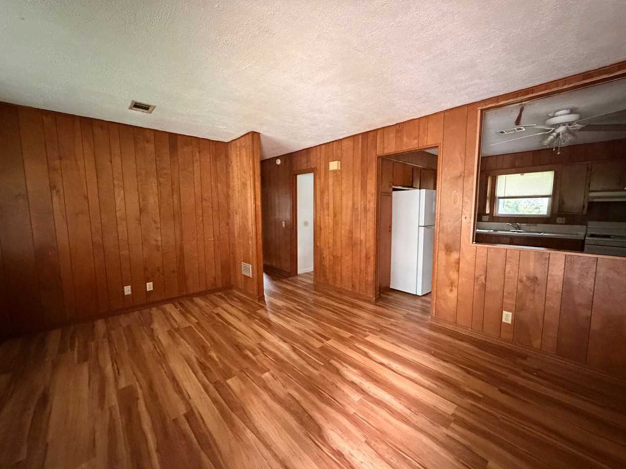 505 E Holly St - Photo 6 of 8