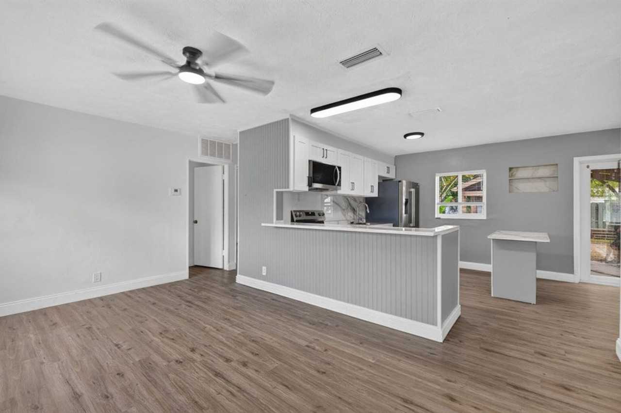 540 Ne 61st St - Photo 5 of 24