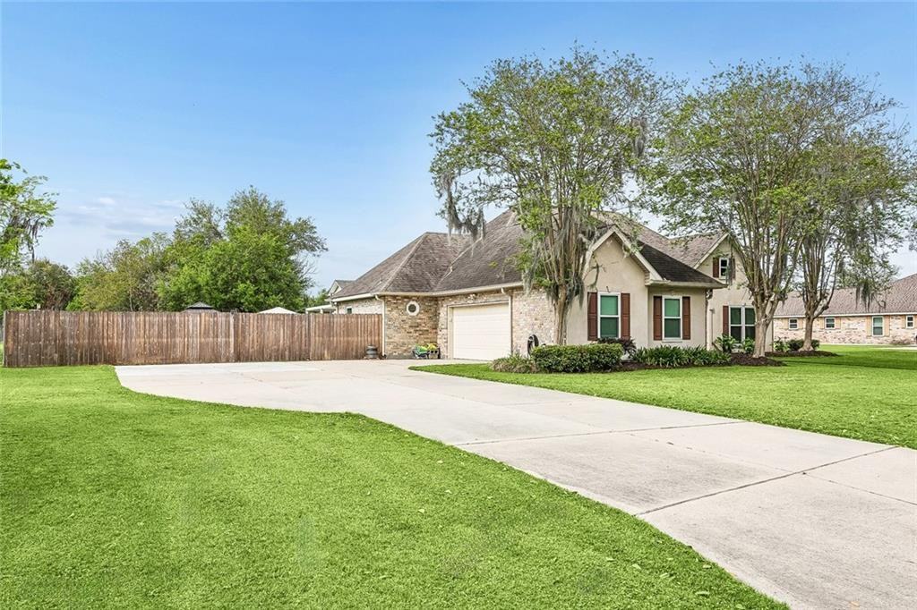 150 Riverbend Dr - Photo 2 of 33
