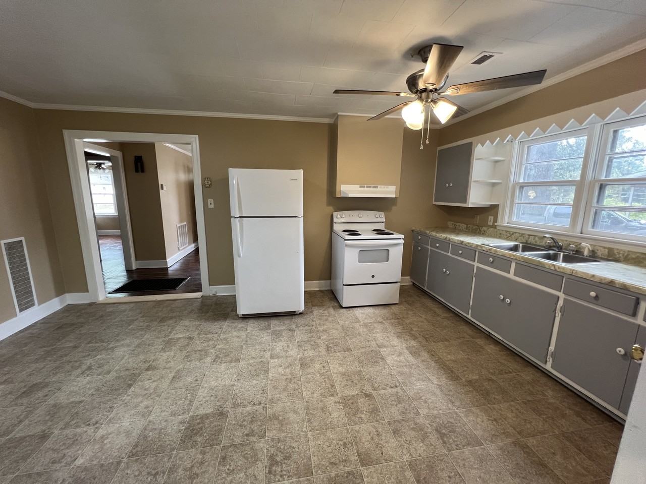 323 Lee St #1 - Photo 4 of 21