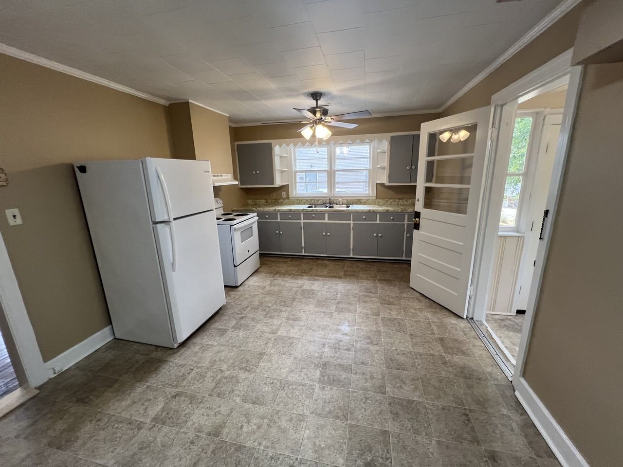 323 Lee St #1 - Photo 5 of 21