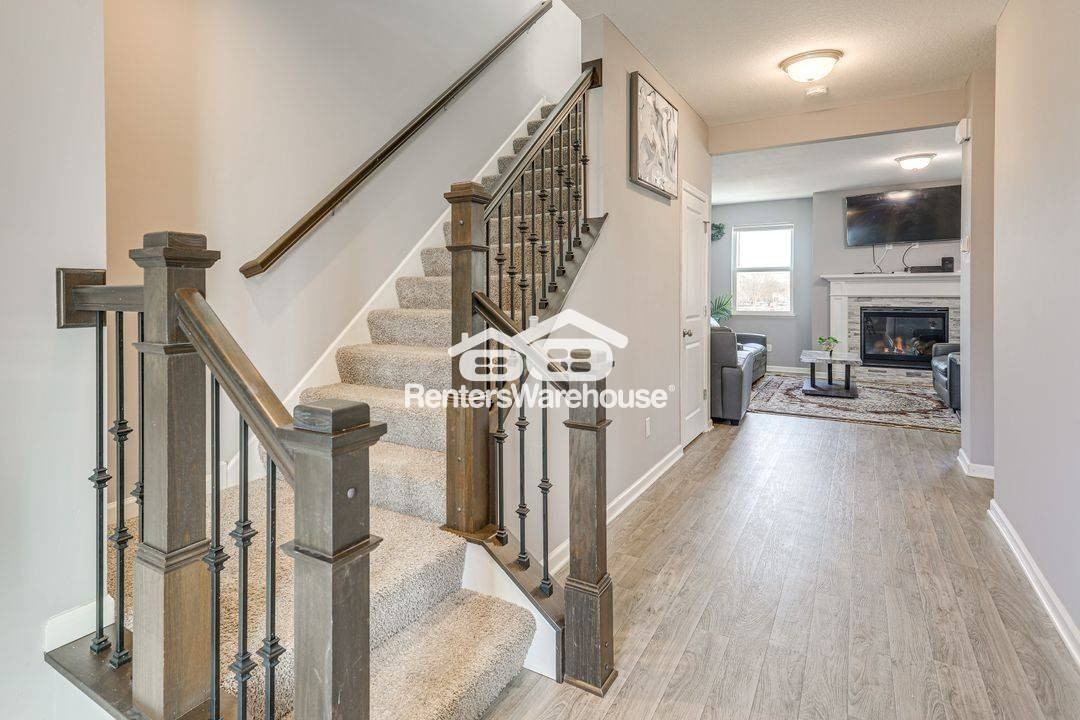 923 112th Ln Ne - Photo 3 of 32