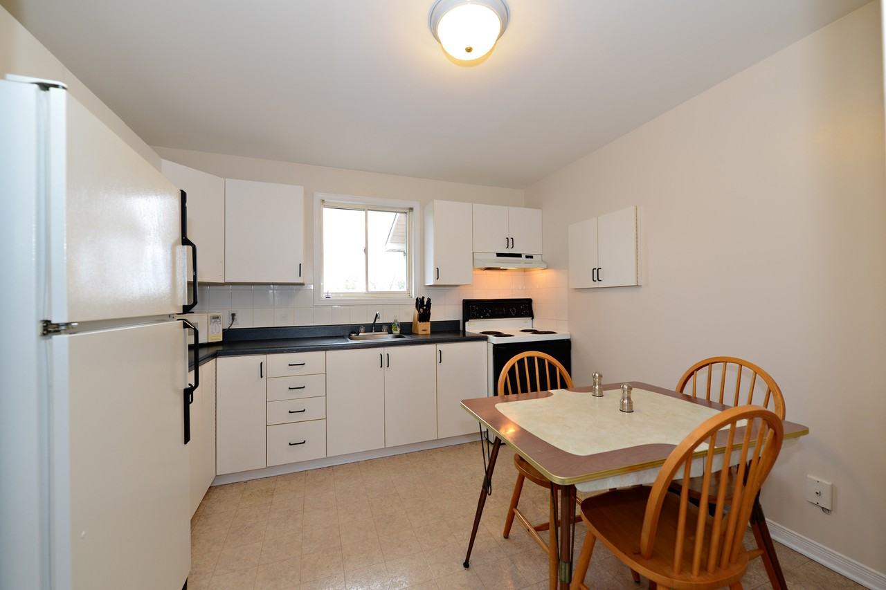 1660 Russell Rd - Photo 5 of 8