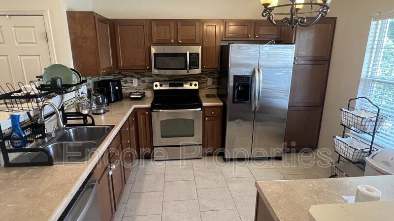 200 Madison Square Ave - Photo 3 of 14