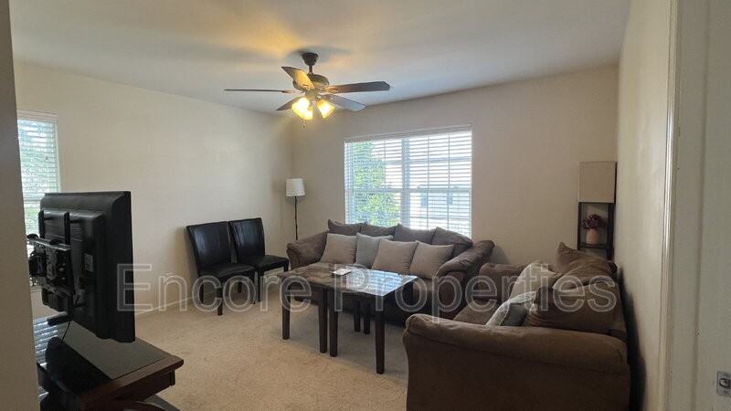 200 Madison Square Ave - Photo 4 of 14