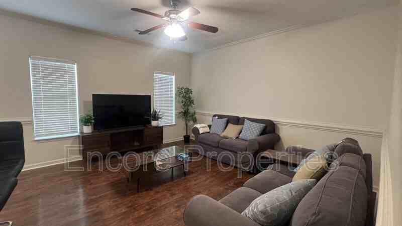 821 Central Park Dr - Photo 3 of 15