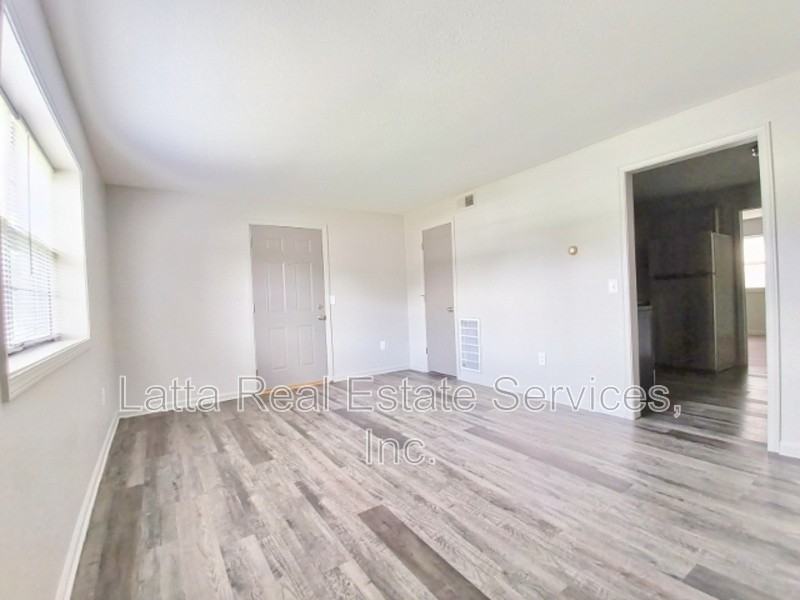 301 W 31st St #102B - Photo 2 of 7