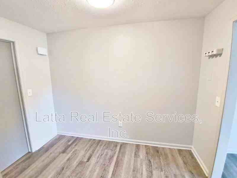 301 W 31st St #102B - Photo 3 of 7