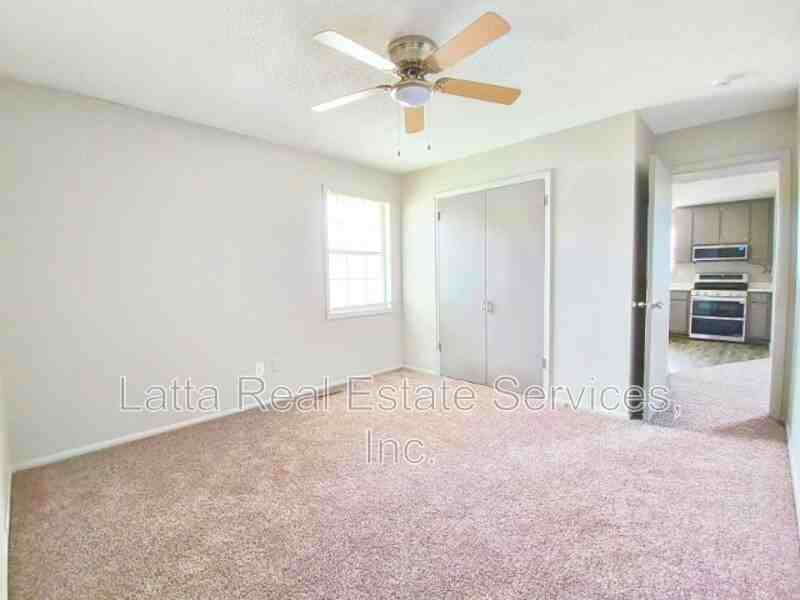 901 W 25th Ter #B - Photo 5 of 7