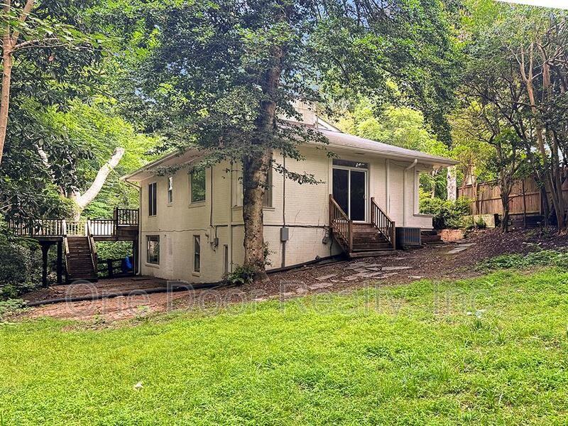 712 Powell St - Photo 2 of 3