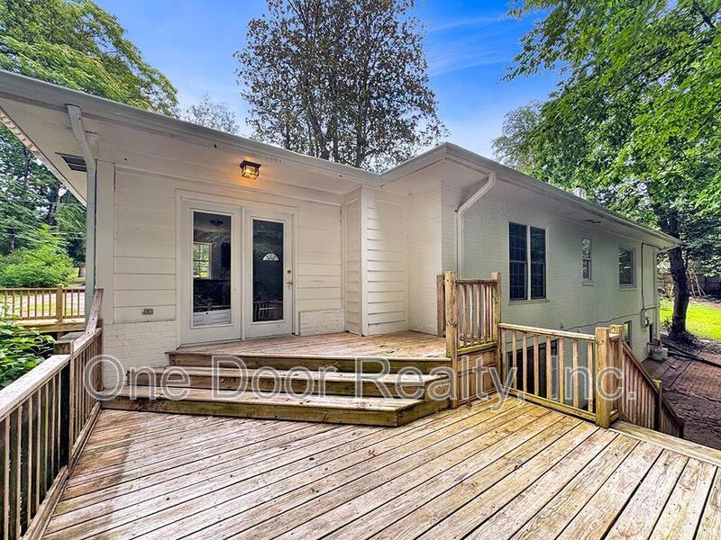 712 Powell St - Photo 3 of 3