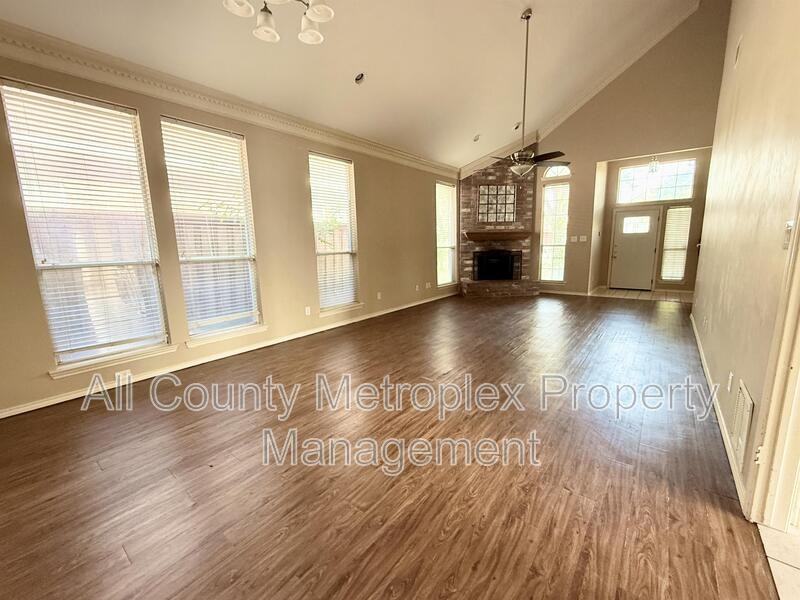 8902 Bayshore Ln - Photo 2 of 7