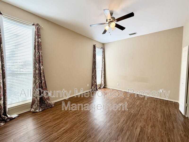 8902 Bayshore Ln - Photo 4 of 7