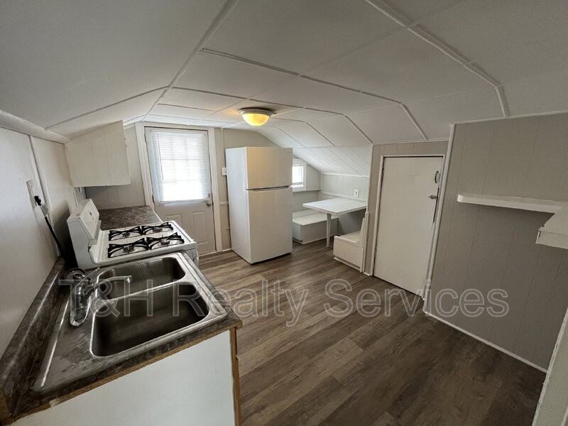 2916 Noble St #2 - Photo 3 of 11
