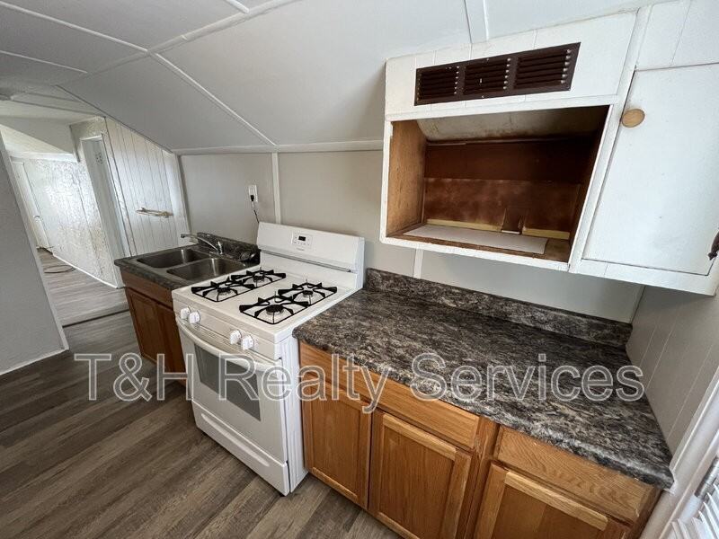 2916 Noble St #2 - Photo 4 of 11