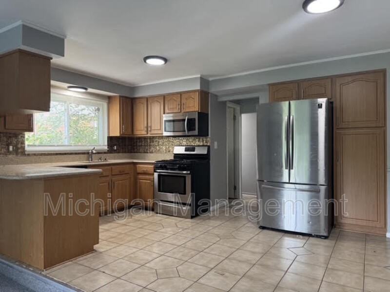 45299 Indian Creek Dr - Photo 2 of 19