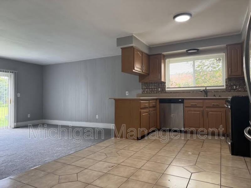 45299 Indian Creek Dr - Photo 4 of 19