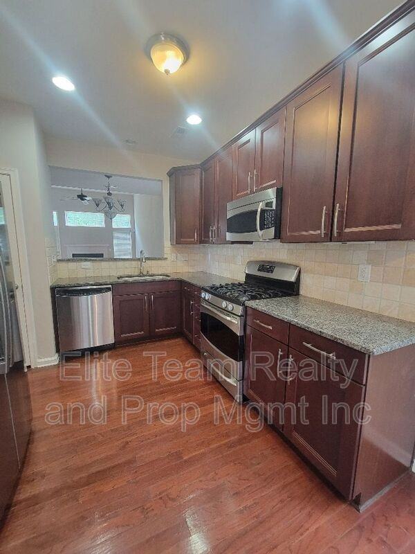 2339 Whitford Ln - Photo 4 of 24