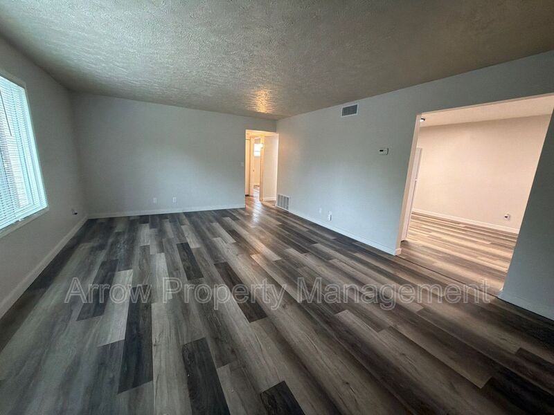 1004 18th St - Photo 3 of 10