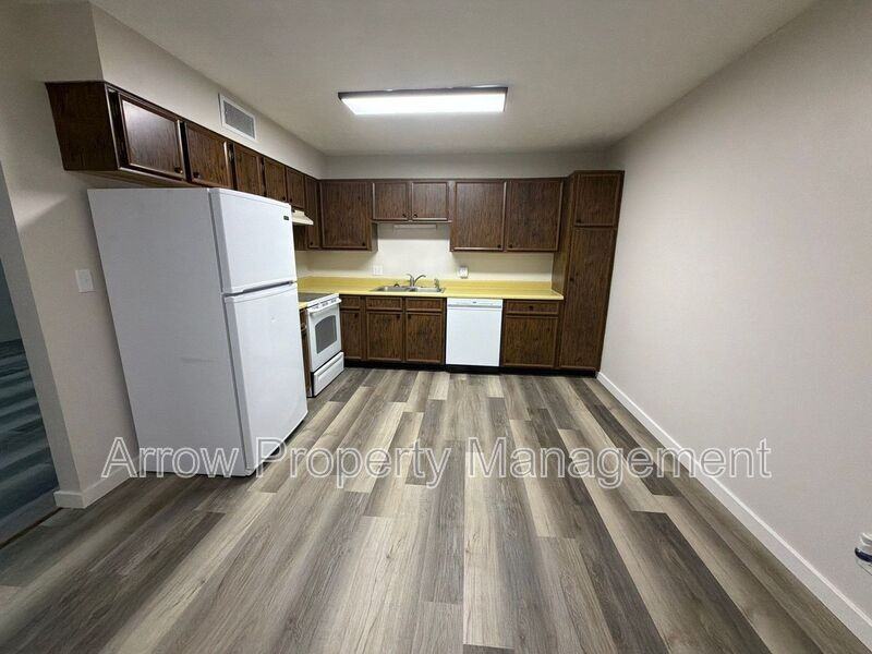 1004 18th St - Photo 4 of 10