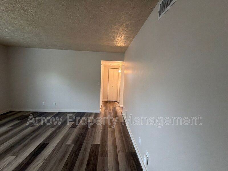 1004 18th St - Photo 6 of 10