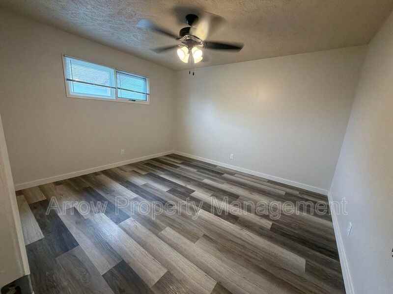 1004 18th St - Photo 7 of 10