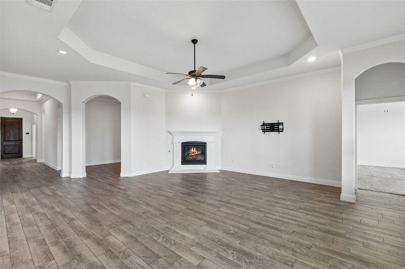 2513 Loudon St W - Photo 3 of 33