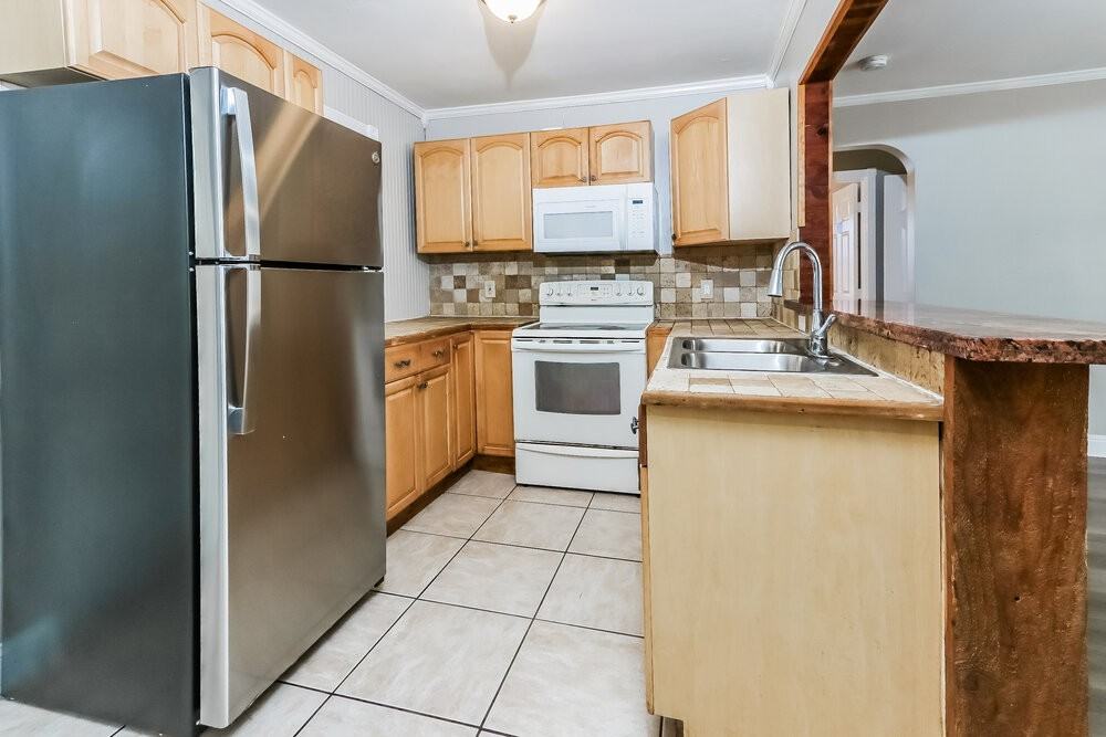 922 N E St - Photo 7 of 16