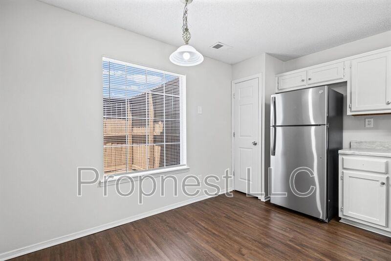 807 Barrington Woods Cv - Photo 2 of 14