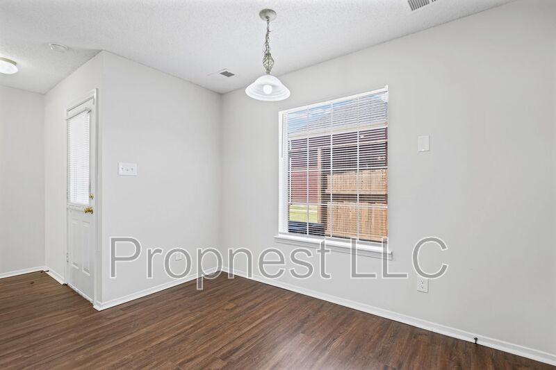 807 Barrington Woods Cv - Photo 3 of 14