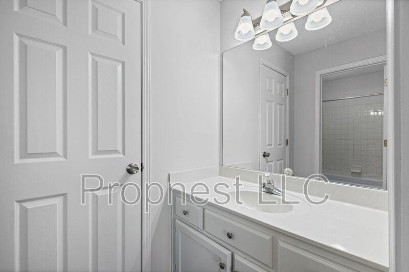 807 Barrington Woods Cv - Photo 5 of 14