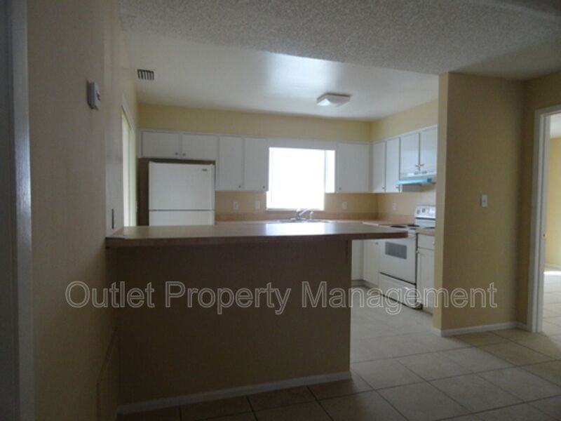 7526 University Garden Dr - Photo 3 of 13