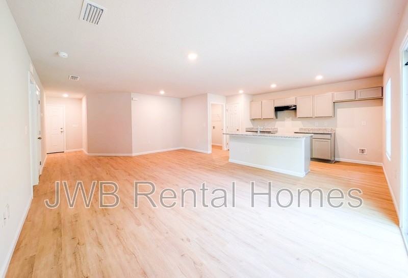 3267 Broadway Ave - Photo 4 of 17