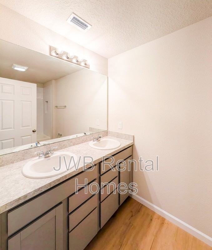 3267 Broadway Ave - Photo 7 of 17