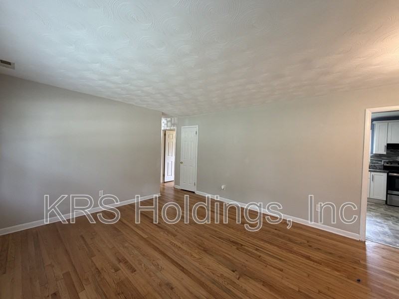 105 Janet Dr - Photo 2 of 10