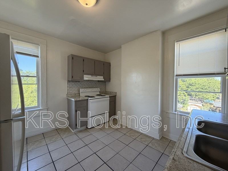 325 W 31st St #6 - Photo 3 of 8