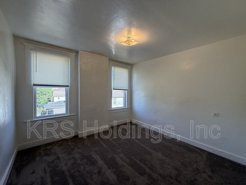 325 W 31st St #6 - Photo 4 of 8