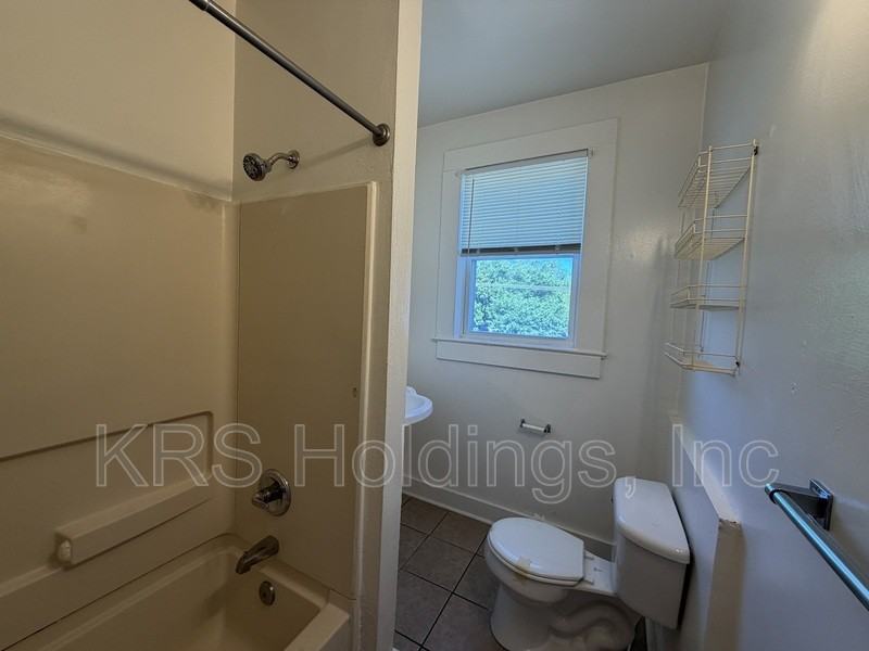 325 W 31st St #6 - Photo 6 of 8