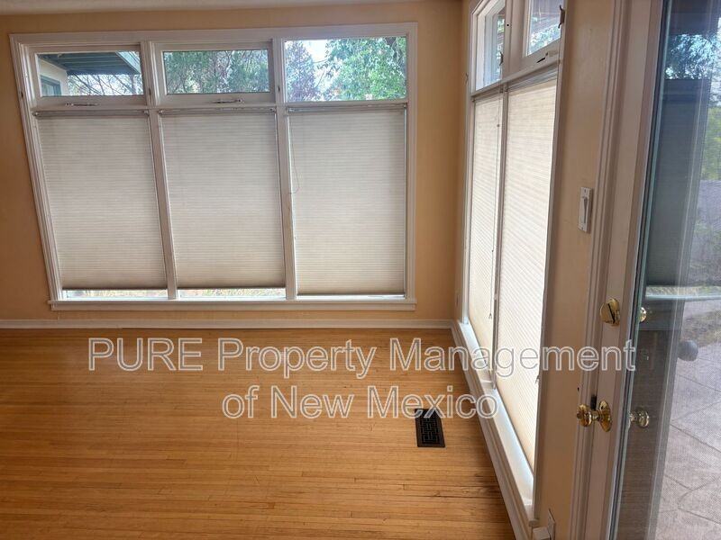 1013 Richmond Dr Se - Photo 5 of 33