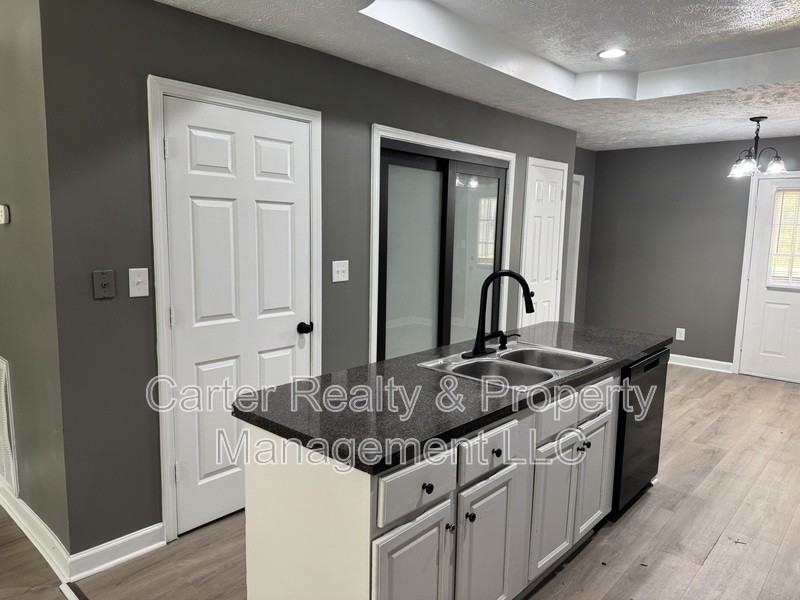 1812 Glade St - Photo 3 of 16