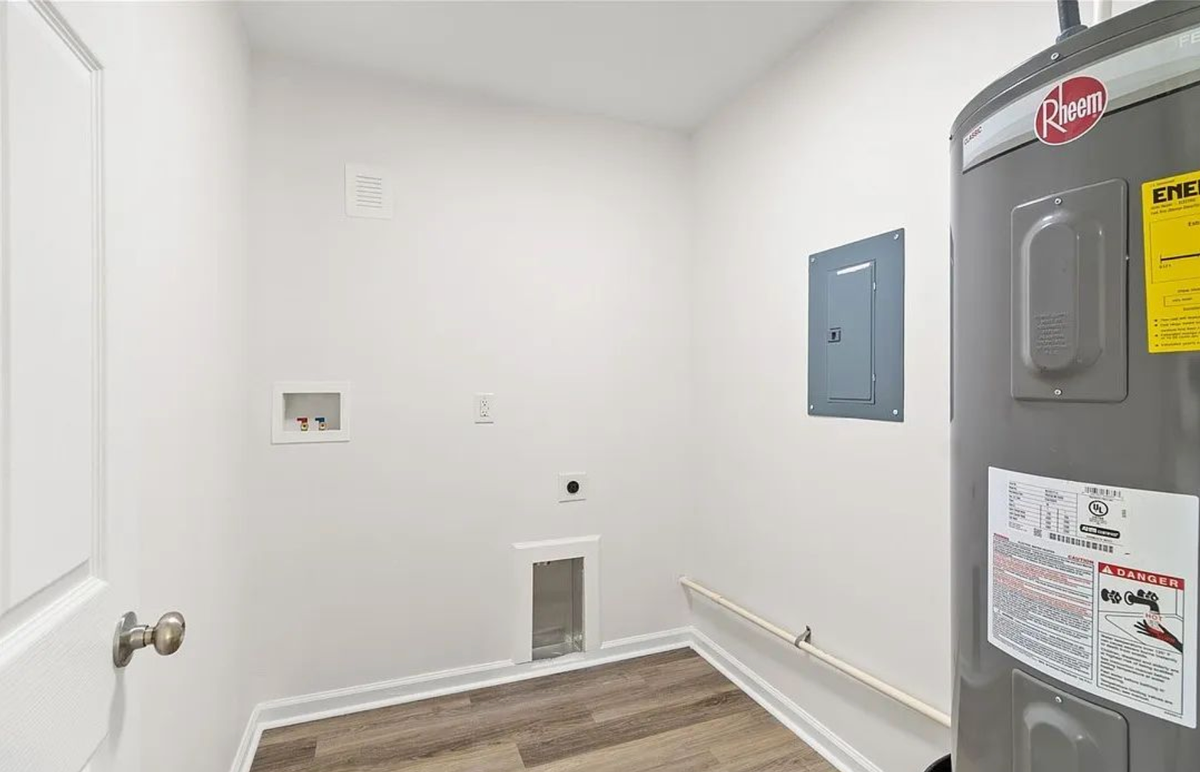 2305 Redbud Ln - Photo 3 of 7