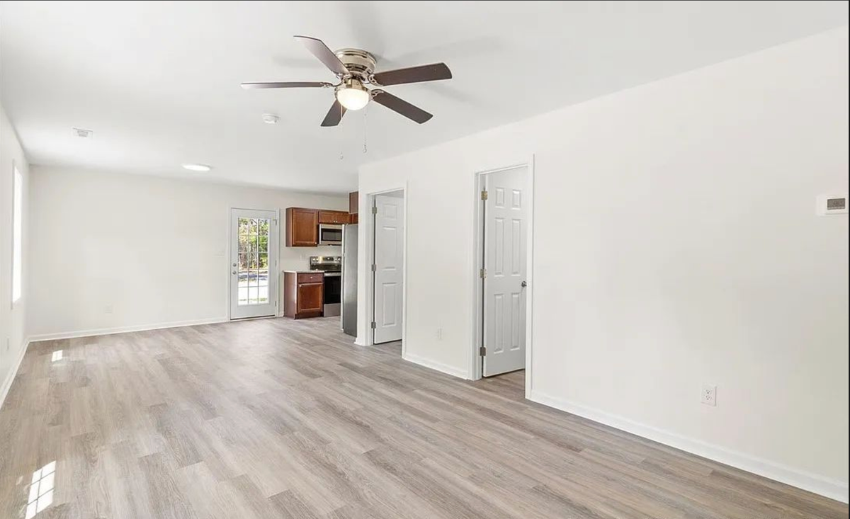 2305 Redbud Ln - Photo 4 of 7