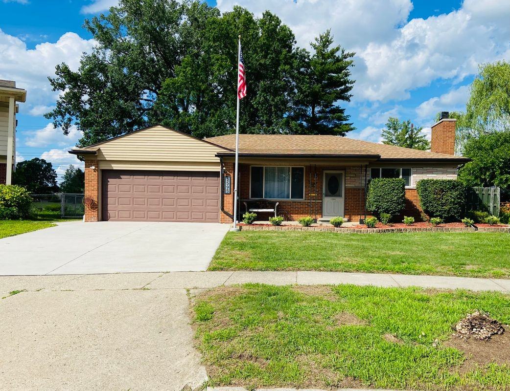 2595 Edwin Dr - Photo 2 of 16