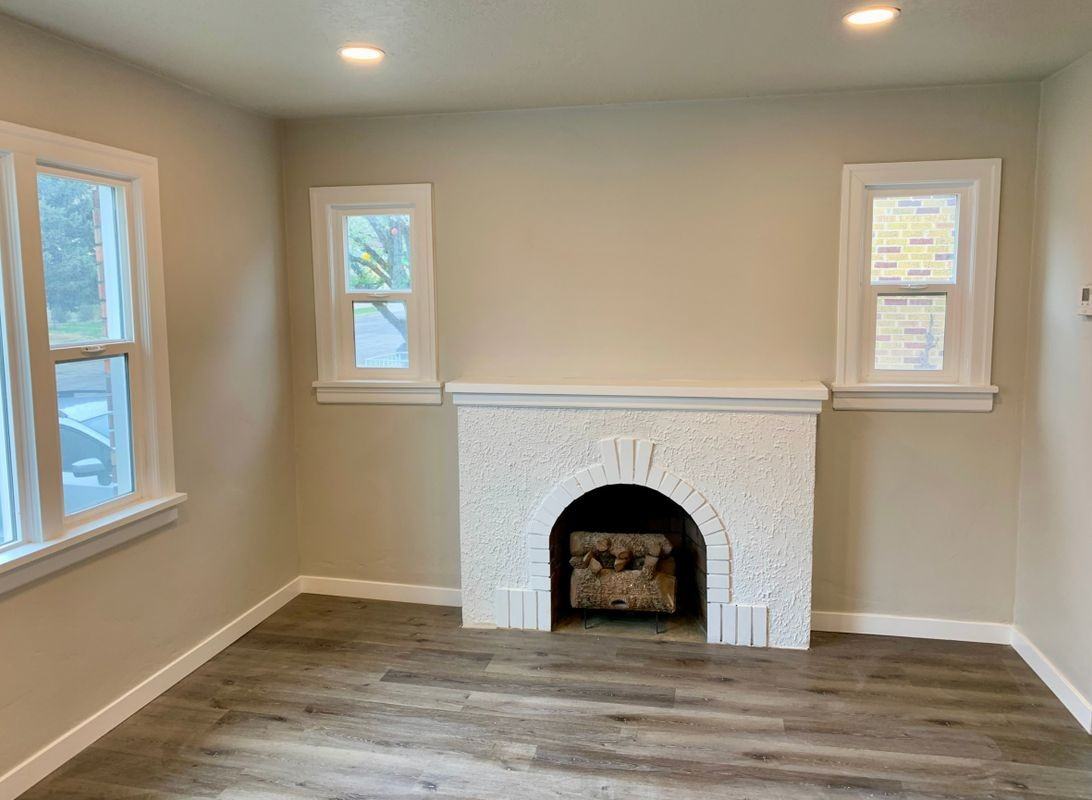 1045 Capitol St - Photo 2 of 16