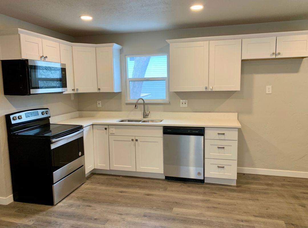 1045 Capitol St - Photo 3 of 16