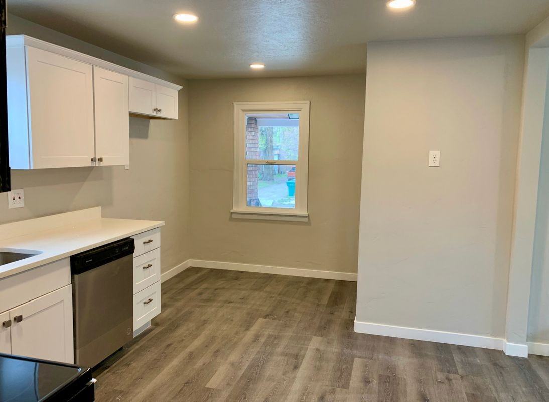 1045 Capitol St - Photo 5 of 16