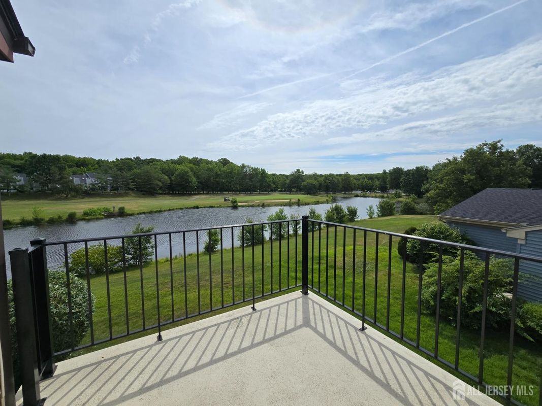 8 Glastonbury Dr - Photo 2 of 39