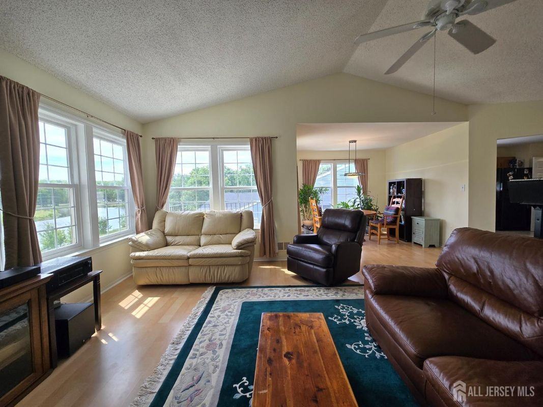 8 Glastonbury Dr - Photo 3 of 39
